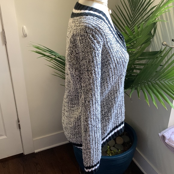 Women’s F21 Sweater - Picture 2 of 5